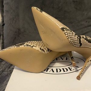 Steve Madden multi color stiletto heels size 7. Never worn. Beautiful!!!